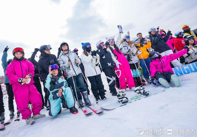 九游体育：有趣！“猛龙过江”滑雪挑战不掉进水池就得奖(图2)