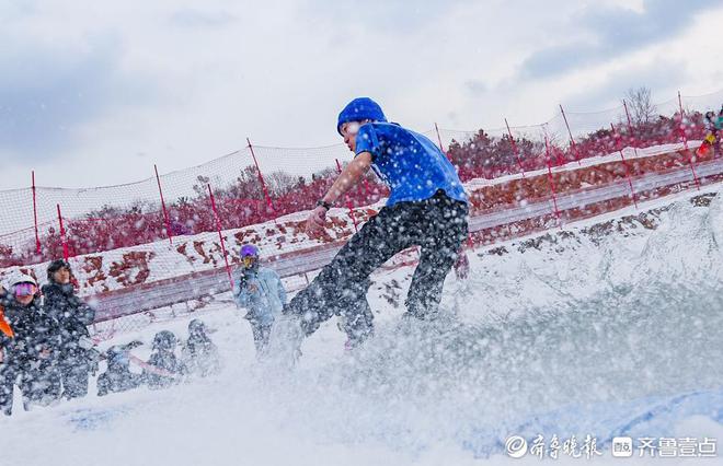九游体育：有趣！“猛龙过江”滑雪挑战不掉进水池就得奖(图4)
