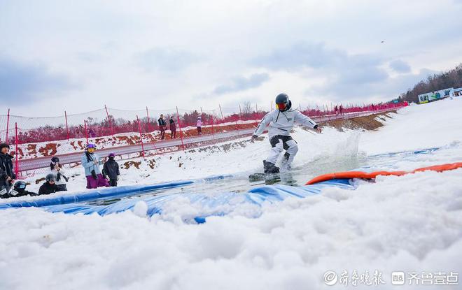 九游体育：有趣！“猛龙过江”滑雪挑战不掉进水池就得奖(图3)