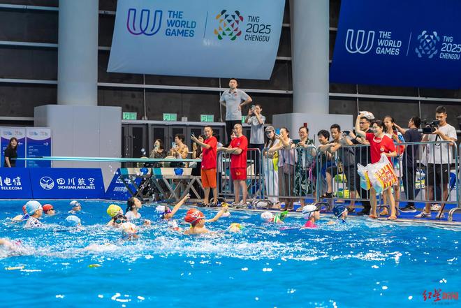 “划船打篮球”之后又迎“水上拔河”运动热潮在简阳世运场馆火热持续(图1)