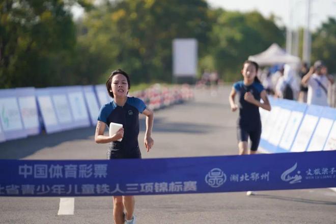 九游官网入口：武汉姑娘伢张子越暑假拿了个冠军！省少年儿童铁人三项锦标赛开赛(图9)