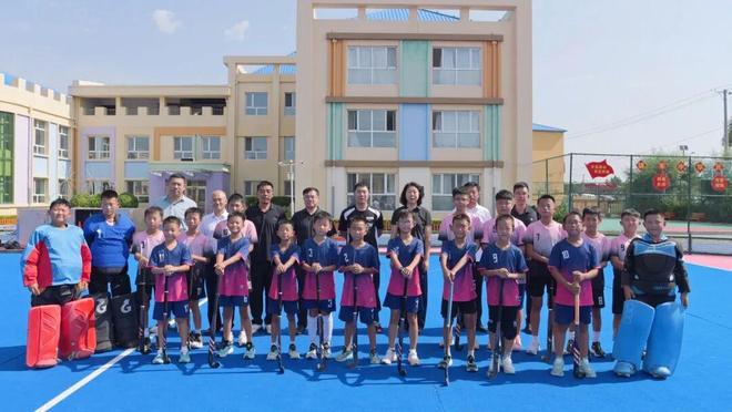 书记区长慰问梅里斯曲棍球少年(图3)