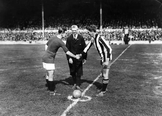 九游体育:TA报道新赛季英超20支球队起源故事:从教堂、工厂到遛狗趣事(图2)