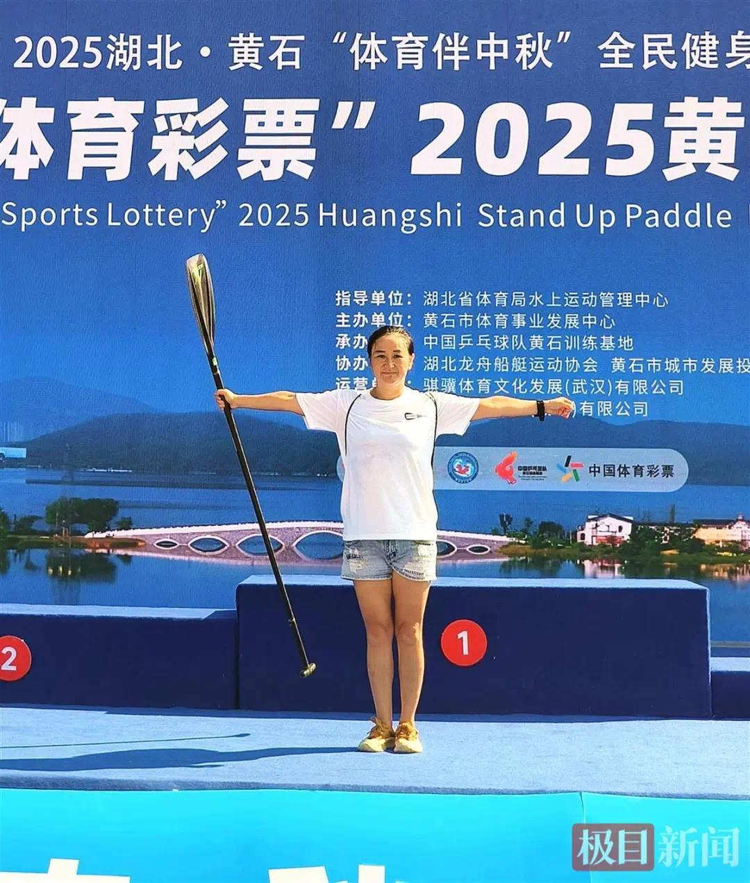 九游app：桨板赛女运动员意外落水 拒绝救援仍然坚持游到终点(图1)