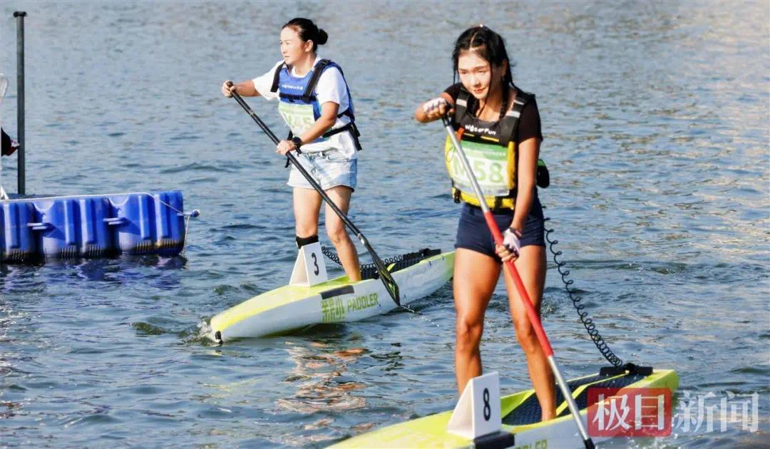九游app：桨板赛女运动员意外落水 拒绝救援仍然坚持游到终点(图2)