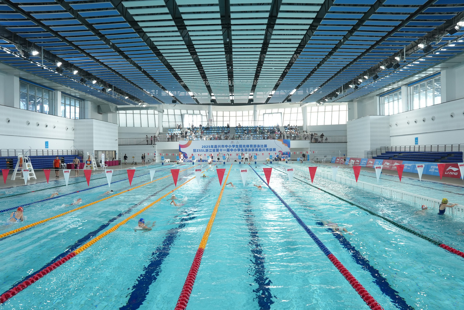 嘉兴450余名“小飞鱼”们在桐乡上演浪花对决～(图1)