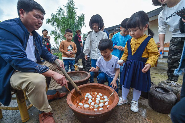 【文体艺苑】直播平台将教室画面当直播内容 专家:侵犯隐私(图1)
