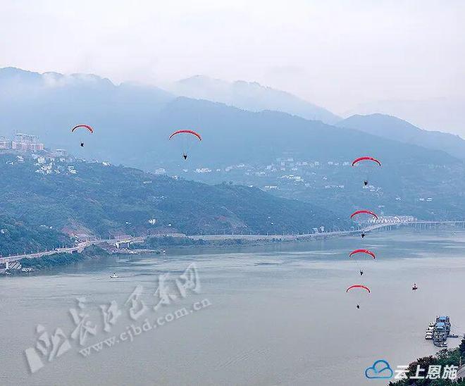 2025年巴东“横渡大三峡·畅游神农溪”冬泳邀请赛激情开幕(图1)