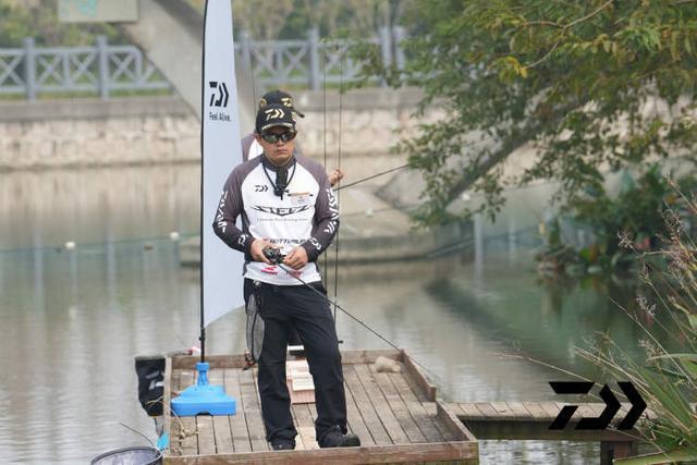 九游体育：路亚钓、障碍赛、足球赛三大赛事轮番“登陆”长兴岛郊野公园金秋好天气快去感受生态运动(图1)