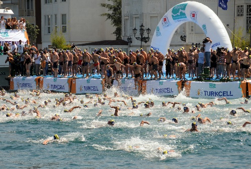 天津选手跳水失误险些摔出泳池！山东教练这一伸手看哭全网(图1)