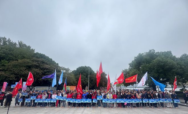 九游app：【百畅辉杯】第10届绍兴国际公开水域游泳公开赛瓜渚湖开赛 近千泳士劈波斩浪(图1)