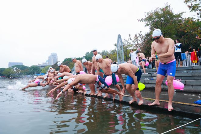 九游app：【百畅辉杯】第10届绍兴国际公开水域游泳公开赛瓜渚湖开赛 近千泳士劈波斩浪(图3)