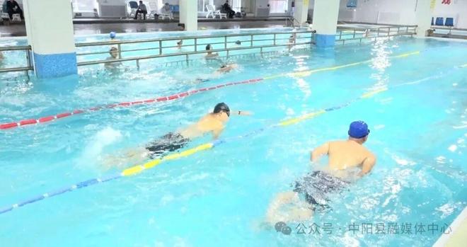 中阳举办“奋泳’争先 绽放激情”全民健身游泳比赛(图3)