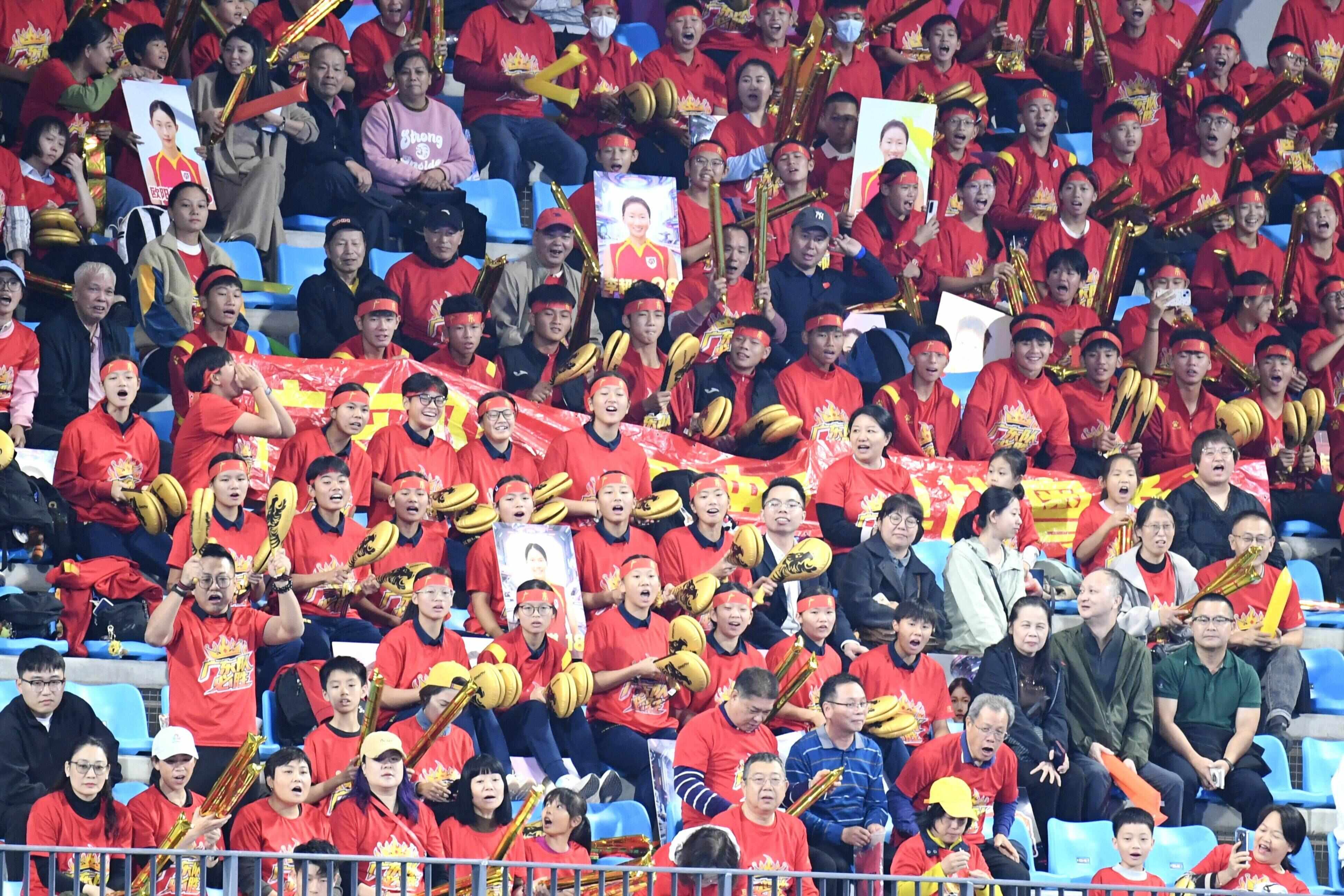 九游app：文明观赛十五运｜云浮曲棍球比赛气氛热烈小海豚引导有妙招！(图1)