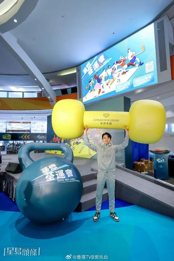 九游官网入口：刘丹携周嘉洛推动跨代共融运动 “爷孙档”现身“华懋荃运会” 大玩新兴运动软式曲棍球(图4)