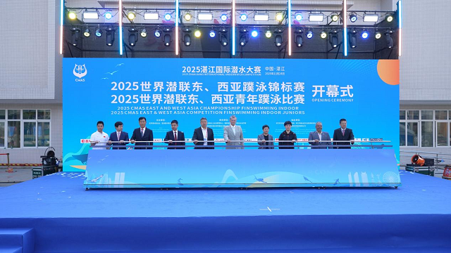 潜入深蓝跃海而起！2025湛江国际潜水大赛开幕点燃“体育+旅游”新引擎(图1)