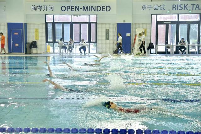 “中国体育彩票杯”2025年北京市体育传统项目学校游泳比赛举行(图3)
