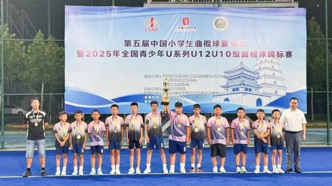 齐齐哈尔一中男排来梅里斯看望曲棍球小队员(图2)