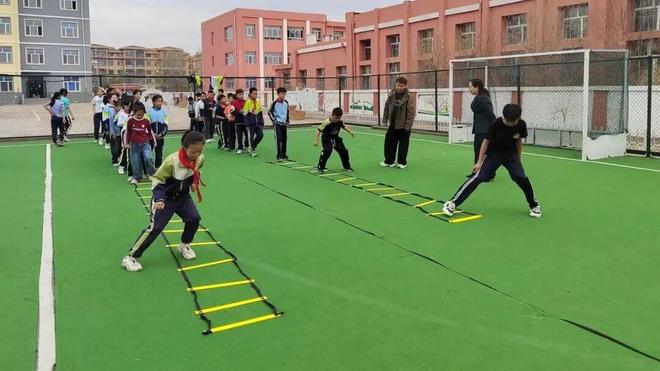 齐齐哈尔一中男排来梅里斯看望曲棍球小队员(图5)