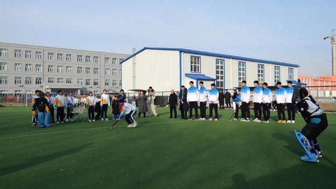 齐齐哈尔一中男排来梅里斯看望曲棍球小队员(图7)