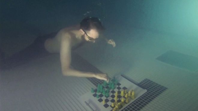 九游app：南非水下象棋比赛：考验棋手体能肺活量成致胜关键！(图3)