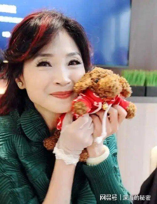 九游app：她58岁仍是干净之身至今没谈过恋爱除非是最爱不然不会献身(图29)