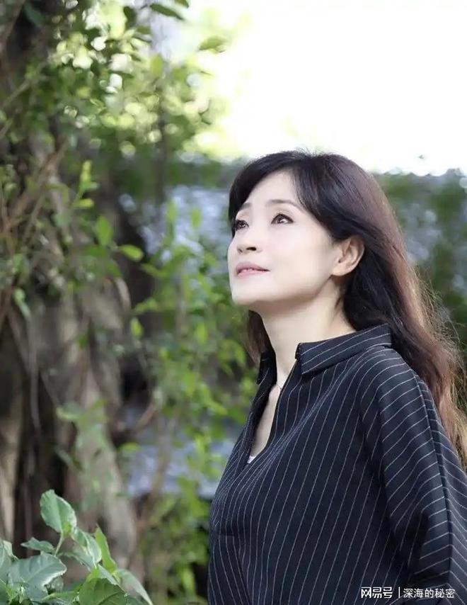 九游app：她58岁仍是干净之身至今没谈过恋爱除非是最爱不然不会献身(图31)