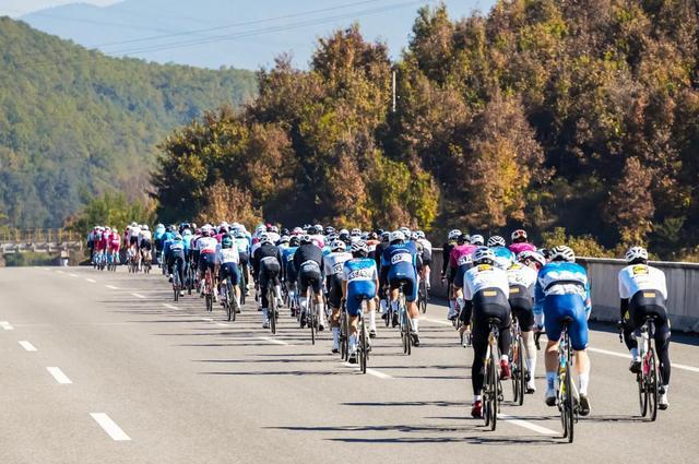 2025中国公路自行车职业联赛暨“环云南”公路自行车赛（楚雄站）燃情启程(图1)