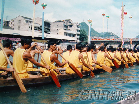 九游体育：欢腾的民族龙舟大赛[图文](图4)