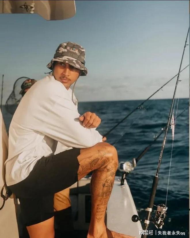 羡煞旁人！西蒙斯再晒海钓照说唱歌手与美艳女友同框(图1)