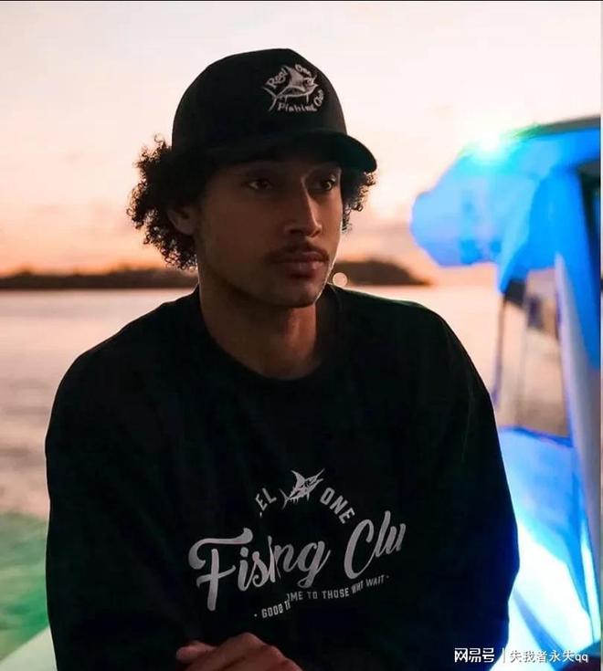 羡煞旁人！西蒙斯再晒海钓照说唱歌手与美艳女友同框(图2)