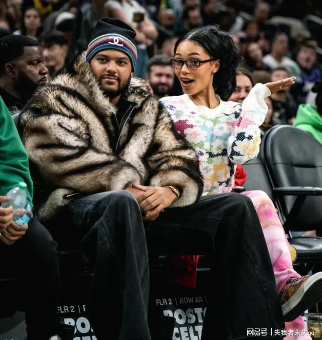 羡煞旁人！西蒙斯再晒海钓照说唱歌手与美艳女友同框(图3)