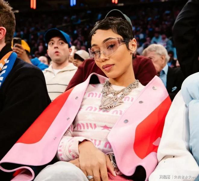 羡煞旁人！西蒙斯再晒海钓照说唱歌手与美艳女友同框(图4)