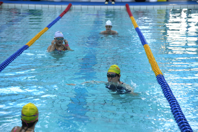 九游官网入口：承德市第二届全民健身大赛游泳比赛落幕 全民乐享“水中狂欢”(图1)