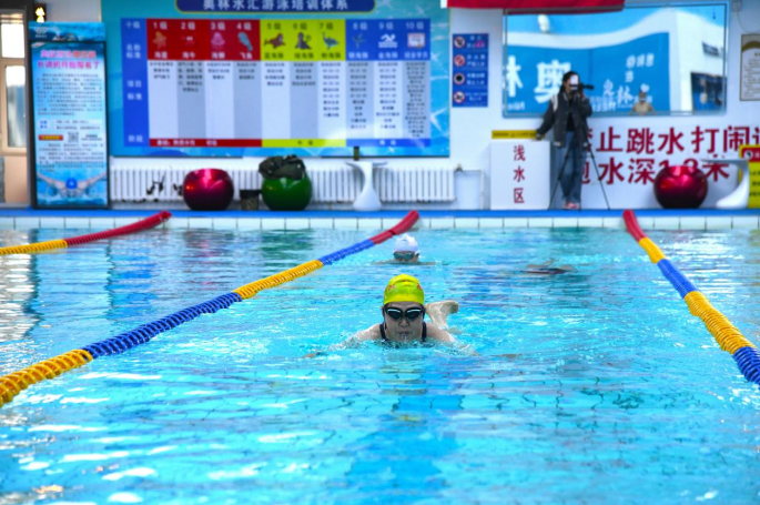 九游官网入口：承德市第二届全民健身大赛游泳比赛落幕 全民乐享“水中狂欢”(图2)