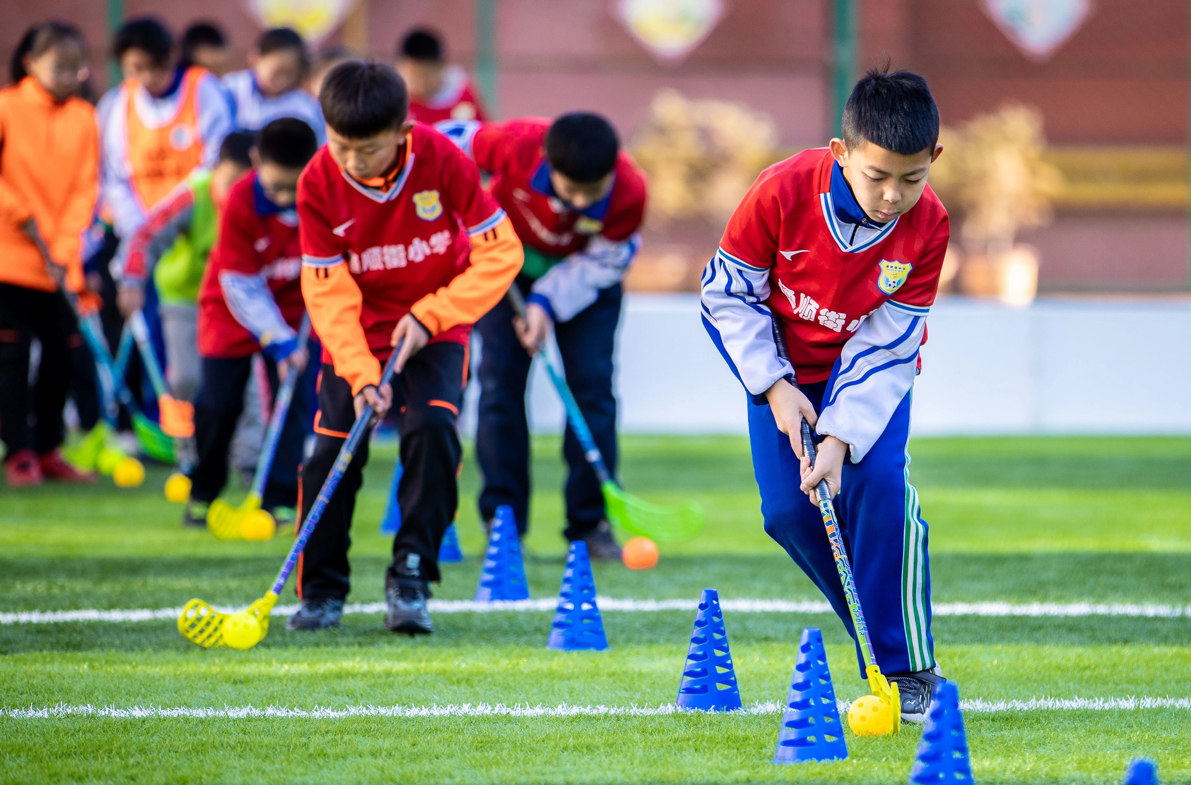 大众冰雪季丨“萌雕”出圈！曲棍球冠军主题雪雕亮相内蒙古冰雪那达慕(图1)