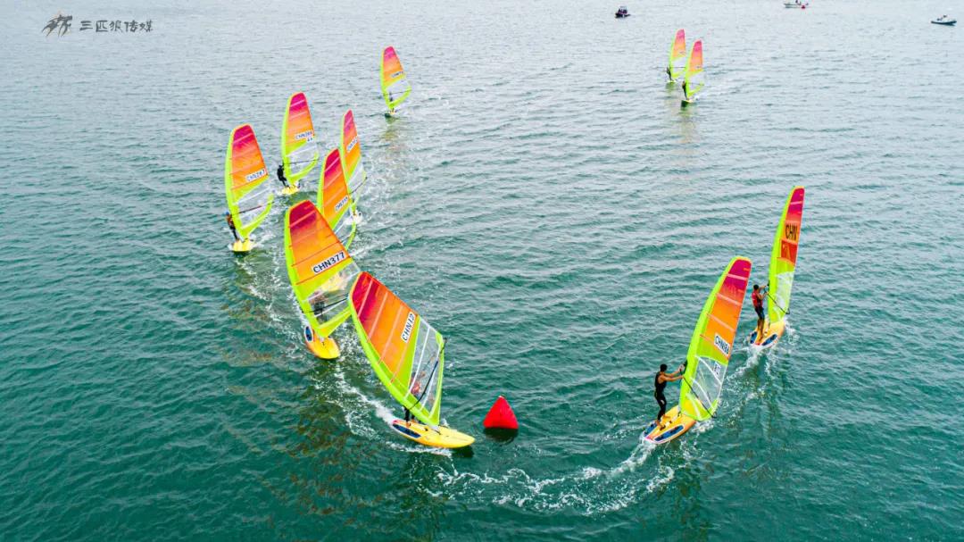 九游app：帆船比赛促进水上运动发展(图1)
