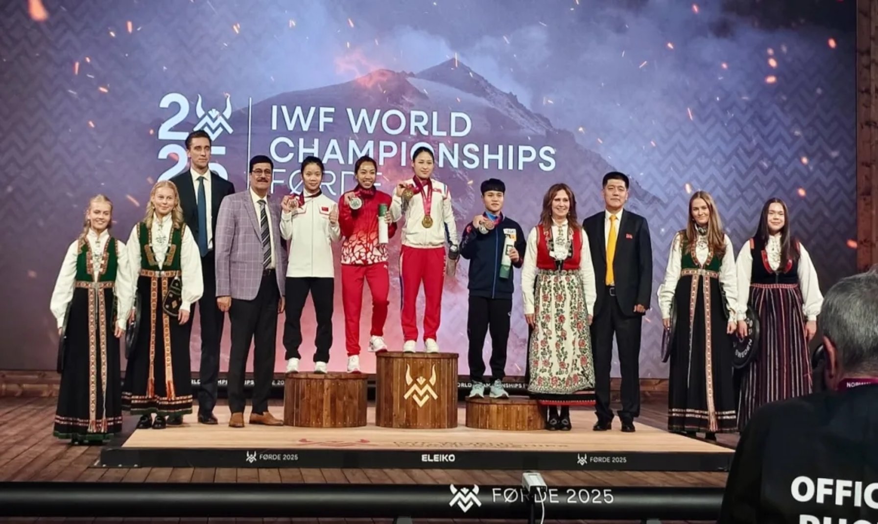 南宁李树妙为中国队摘下2025年世界举重锦标赛首枚奖牌(图1)