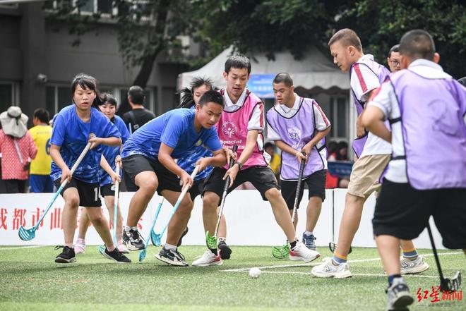 九游app:成都市第11届全民健身运动会特奥软式曲棍球比赛激情开赛冠军是他们(图3)