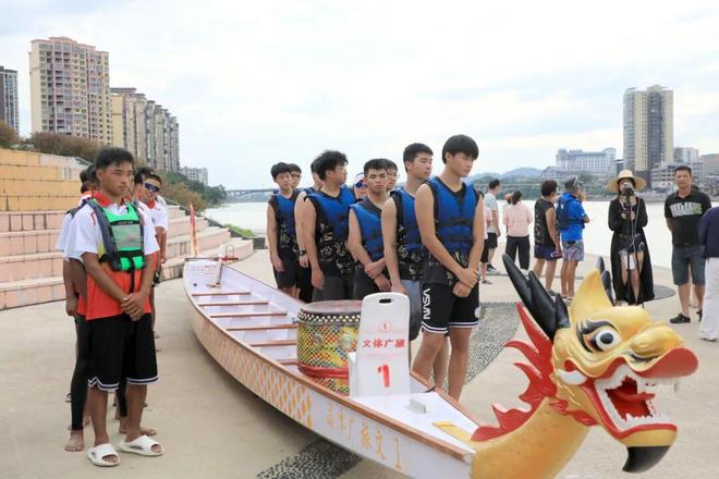 广西龙超 香港惠侨龙舟队来了 赴融安长安中学联谊 共备龙舟赛事促交流(图4)