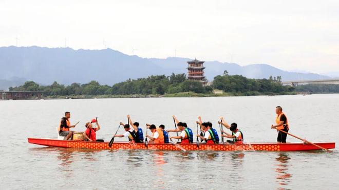 广西龙超 香港惠侨龙舟队来了 赴融安长安中学联谊 共备龙舟赛事促交流(图5)