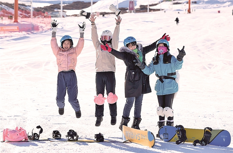让更多人爱上滑雪——新疆：冰雪运动火遍天山南北(图2)
