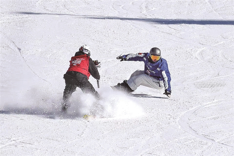 让更多人爱上滑雪——新疆：冰雪运动火遍天山南北(图3)