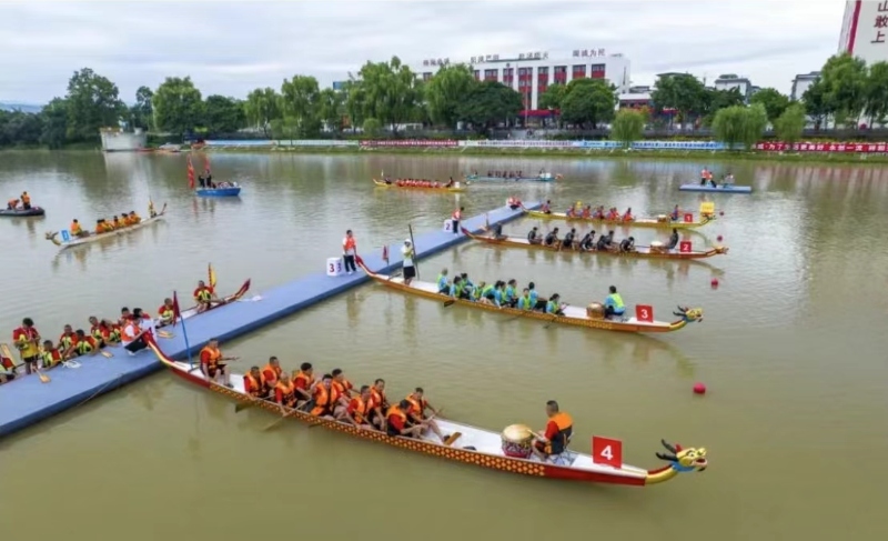 图集|五大洲冰上龙舟挑战赛在内蒙古锡林浩特开赛(图1)