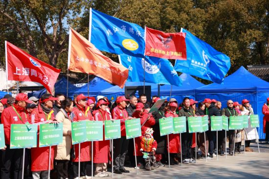 九游官网入口:冰火两重天!300余人争相跳入上海这个湖青浦用一池碧水激活“六业融合”(图5)