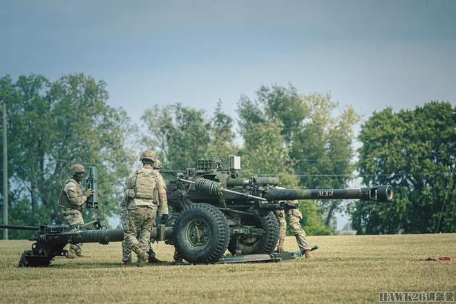 大群美女围观M119榴弹炮开火 第101空降师特殊活动 改善自身形象(图4)