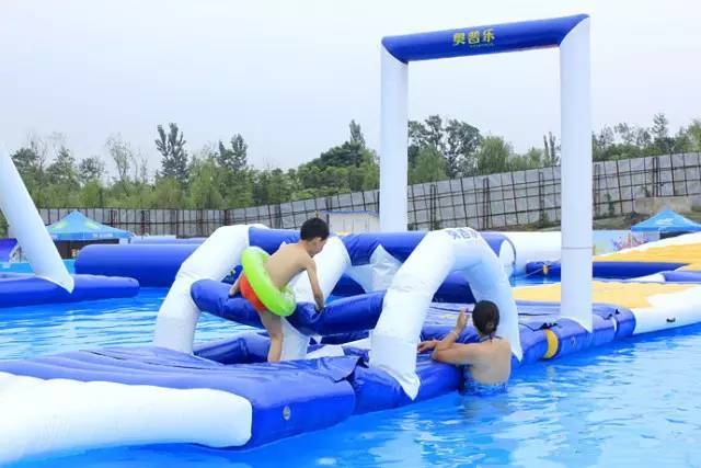 九游官网入口:女子参加水上闯关摔倒被木头插入腿内称景区拖延多日只肯赔500元“糊弄鬼也不能这样”(图1)