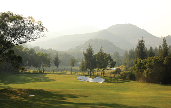 关于网上爆火的昆明三个人身穿潜水服打捞高尔夫球的事件首先场是全封闭的外围有围栏河道是人工河道球场会定期回收掉入河里的高尔夫球这些球属于球场的财物。蒋某等3人发现围栏漏洞后穿着潜水服潜入偷捞并销赃价值5000元左右达到刑事立案标准这种行为构成盗窃罪。并且场属于私人(图1)