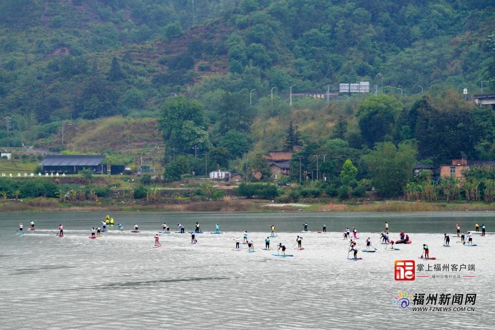 九游app：百余名桨板健儿逐浪永泰赤锡库湾(图1)