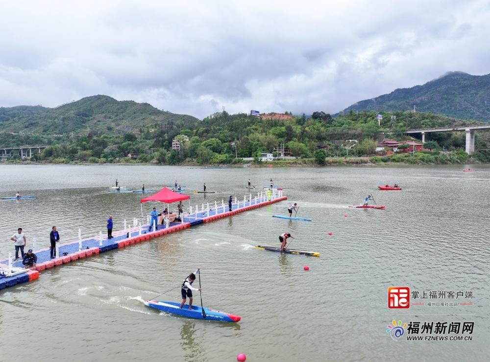 九游app：百余名桨板健儿逐浪永泰赤锡库湾(图2)